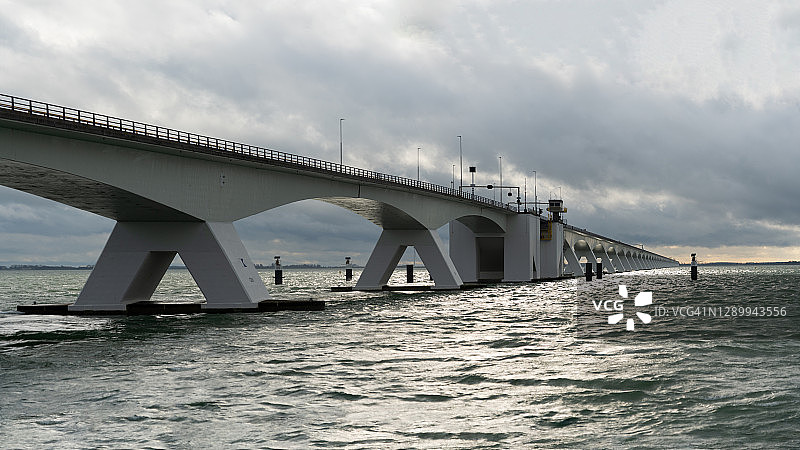 横跨东斯海尔德河的泽兰大桥图片素材