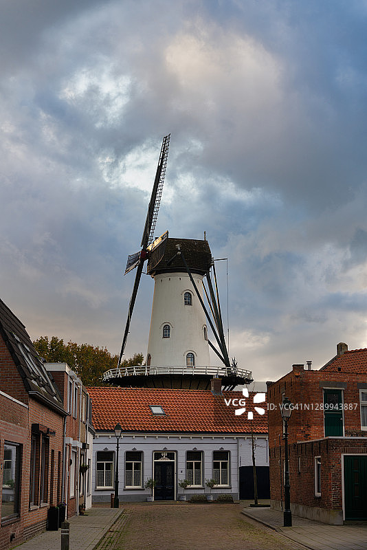 夕阳下的“德维特朱弗”白色谷物磨坊图片素材