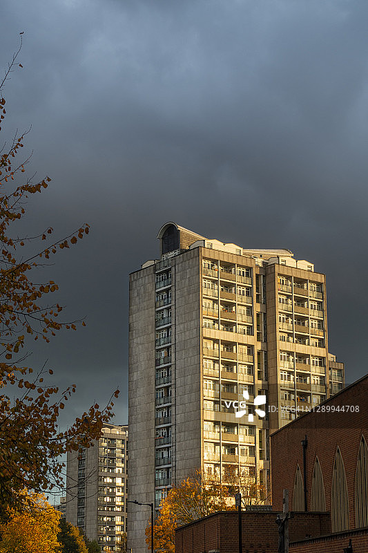 伦敦沃尔沃思布兰登庄园的福利房，背景是壮观的云彩图片素材