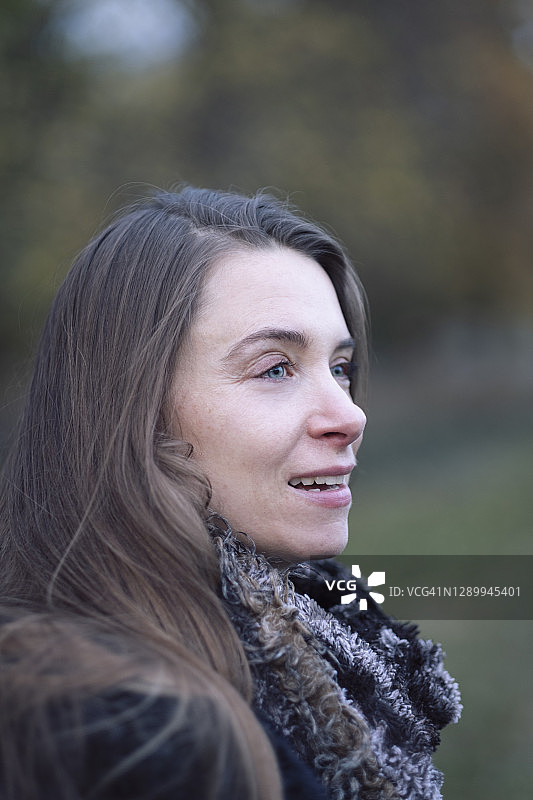 一位有魅力的中年白人妇女图片素材