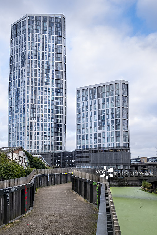现代办公楼、废弃仓库和停滞运河上的人行道图片素材