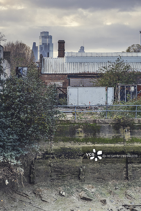 伦敦金融区现代办公大楼和纽汉区废弃的19世纪仓库图片素材