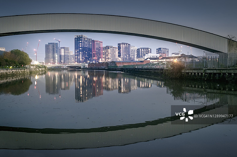 伦敦纽汉区利河沿岸的新建公寓和工业景观图片素材