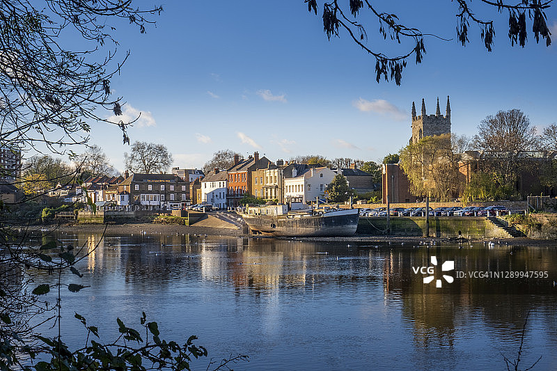 艾尔沃斯村 - 伦敦富裕的郊区 - 展示历史悠久的房屋和英国圣公会教堂的塔楼，伦敦郊外图片素材