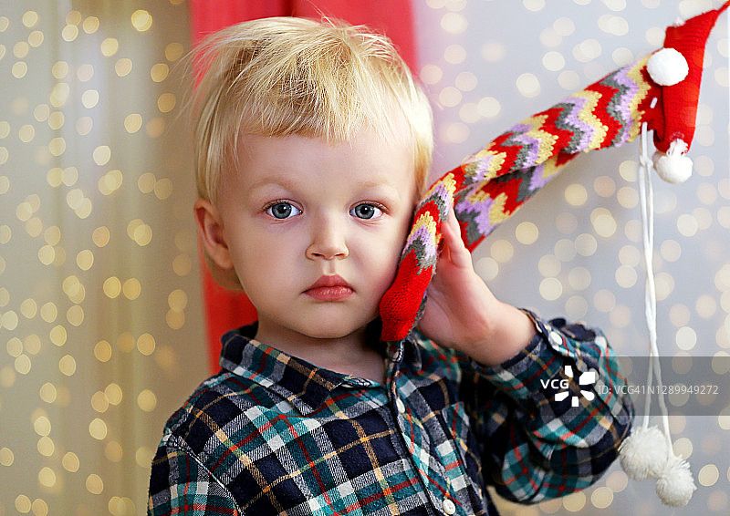 小男孩致电圣诞老人，圣诞节假期即将来临图片素材
