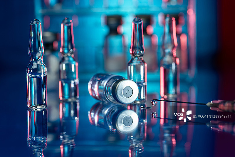 实验室中的注射器特写——流感疫苗和新冠病毒疫苗图片素材