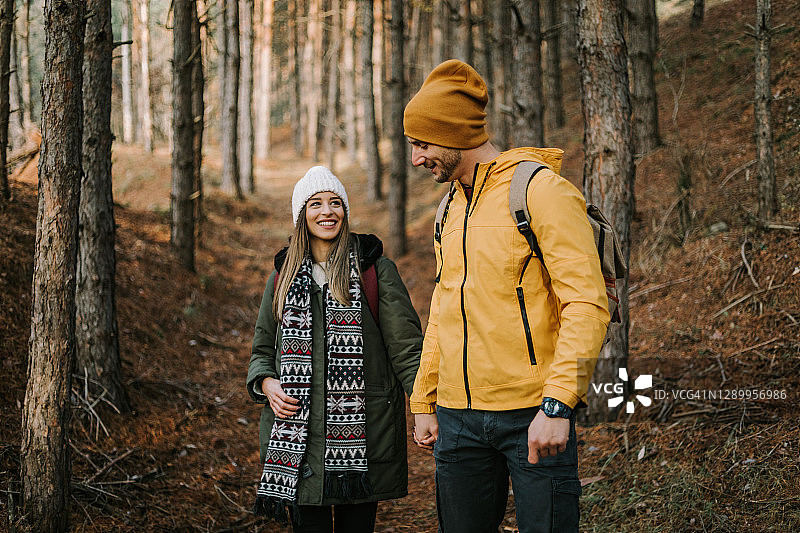 在树林里玩耍和微笑的幸福情侣图片素材