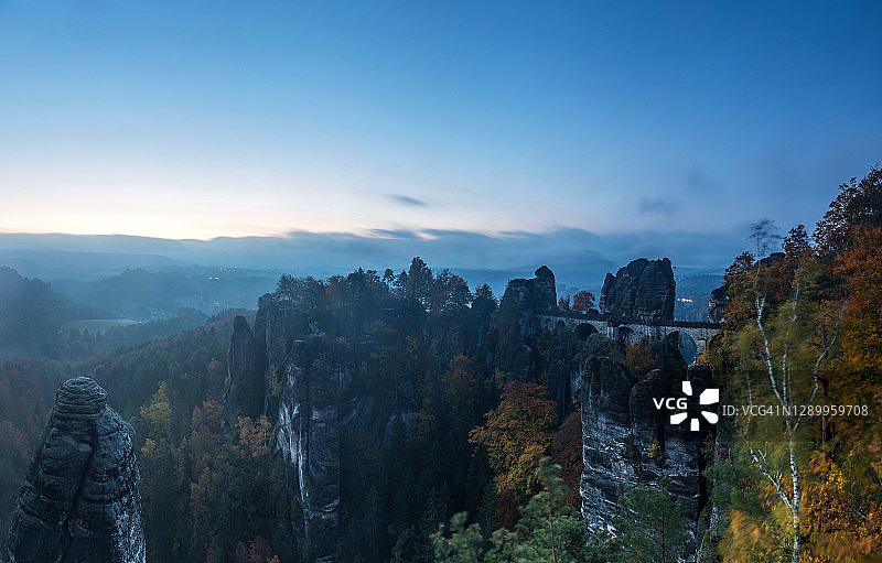 德国巴斯泰桥雾蒙蒙的早晨图片素材
