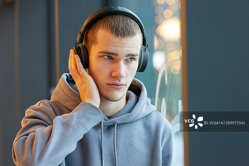 18岁男子的室内肖像特写图片素材