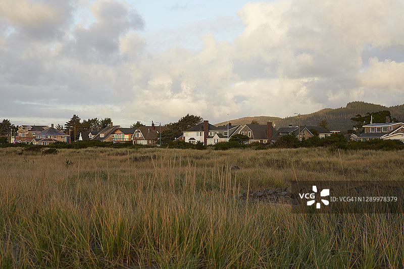 黄昏时分俄勒冈州海滨的海岸线仰视镜头图片素材