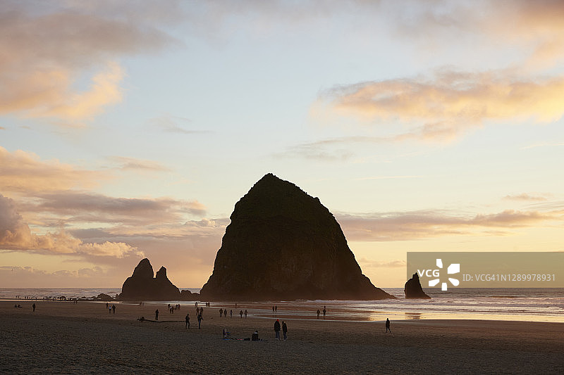 日落时分， Cannon 海滩上的干草堆岩石图片素材