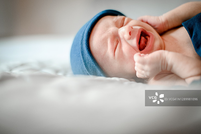 哭泣的悲伤新生婴儿图片素材