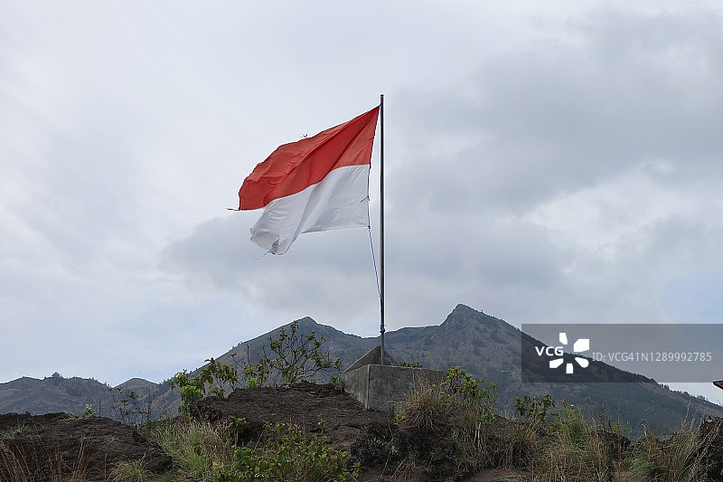 巴图尔山下的印度尼西亚国旗图片素材