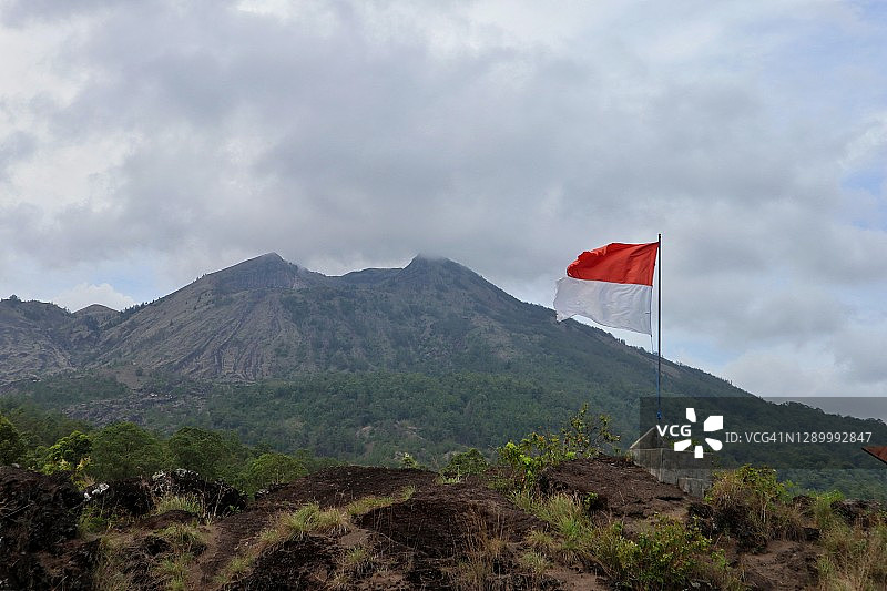 巴图尔山下的印度尼西亚国旗图片素材