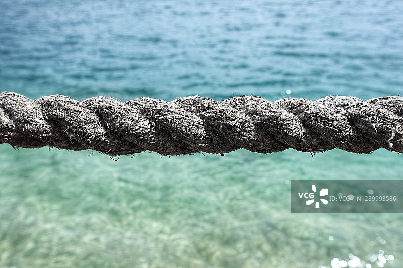 海景背景下的绳索特写图片素材