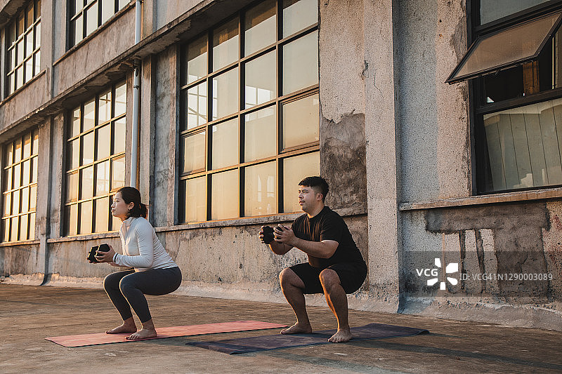 亚裔女性和男人在户外锻炼图片素材