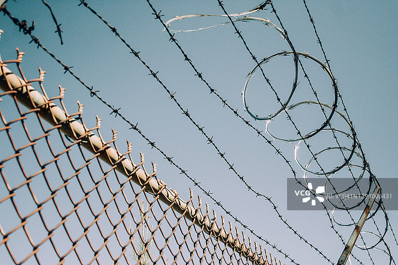 带刺铁丝网与刀片刺网：安全、保护与隔离图片素材