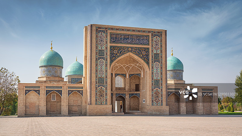 塔什干哈斯特伊玛目阿拉马扎尔区巴拉克汗伊斯兰学校全景，乌兹别克斯坦图片素材