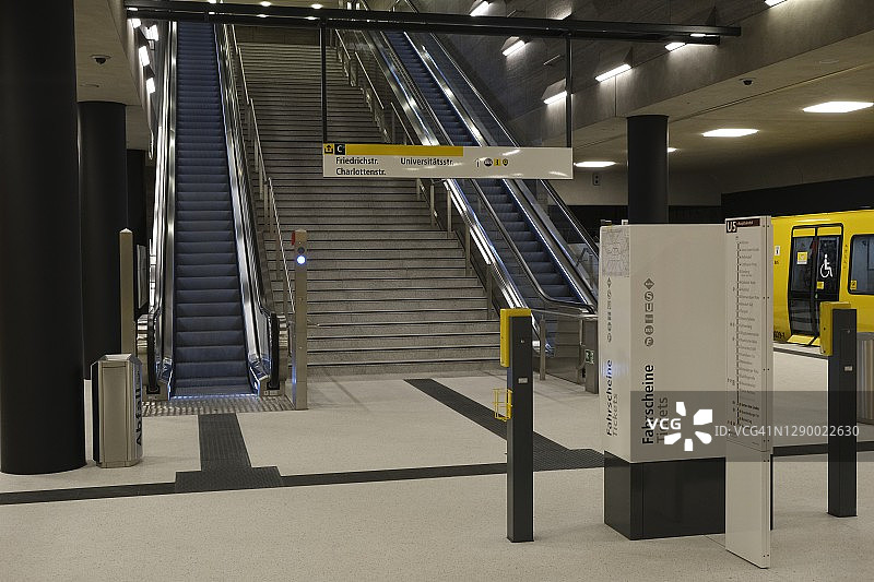 德国柏林“菩提树下大街”地铁站的阶梯图片素材