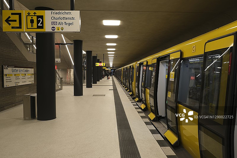 德国柏林“菩提树下大街”地铁新站台图片素材