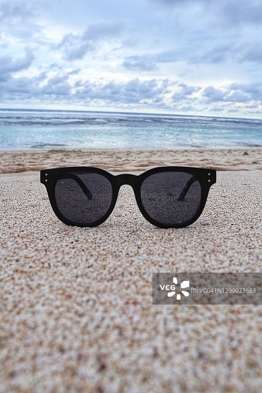 沙滩上的太阳镜图片素材