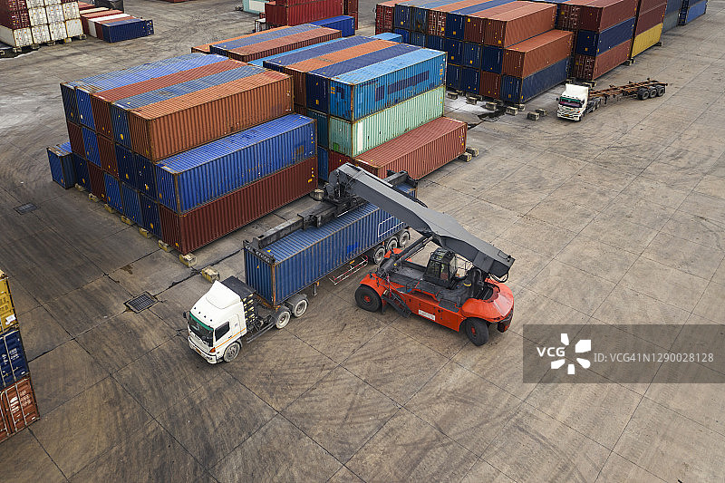 叉车装卸集装箱货物，用于商业物流、进出口运输或货运图片素材