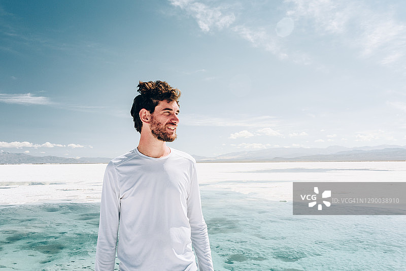 在阿根廷胡胡伊省萨利纳斯格朗德盐滩的男人图片素材