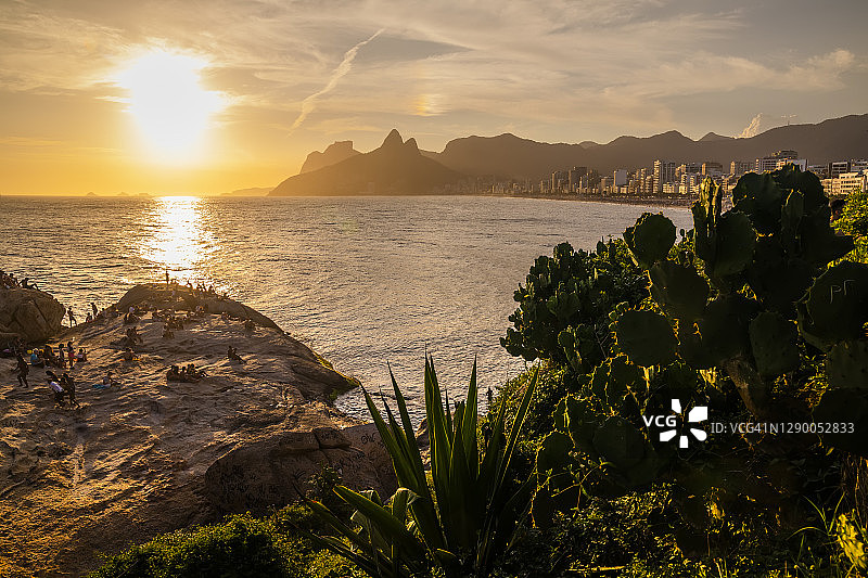巴西里约热内卢日落全景：伊帕内玛海滩图片素材
