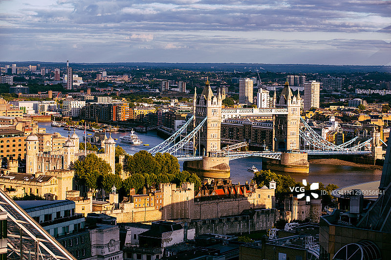 伦敦天际线航拍：塔桥与泰晤士河，英国图片素材
