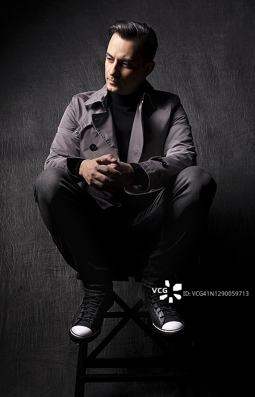 深灰色背景下的男模特图片素材