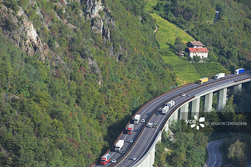 意大利南蒂罗尔艾萨克山谷狭窄地带的高速公路图片素材