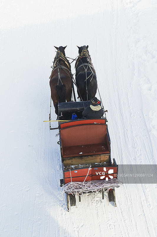 多洛米蒂鸟瞰视角下的马拉雪橇图片素材