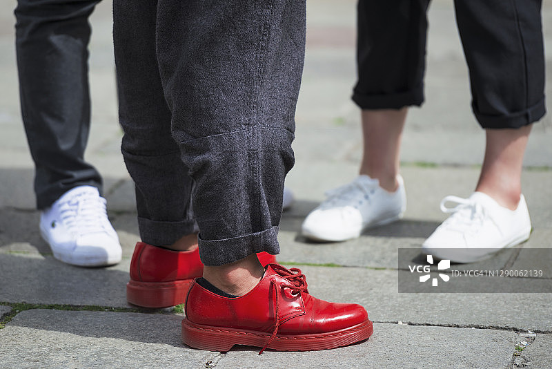 行走中的红色鞋子，意大利威尼斯图片素材