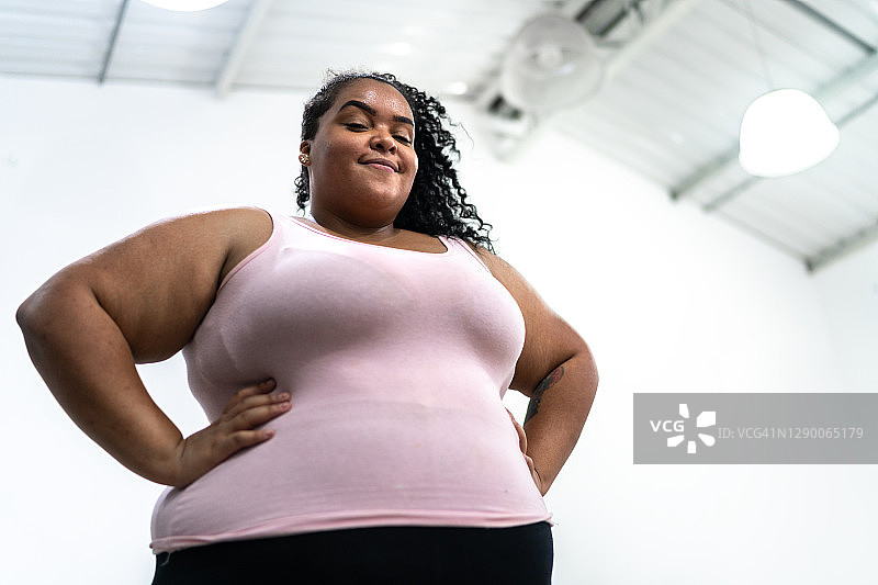 舞蹈课上双手叉腰的年轻女子肖像图片素材