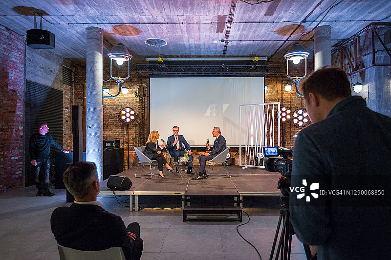 商务人士参加视频会议图片素材