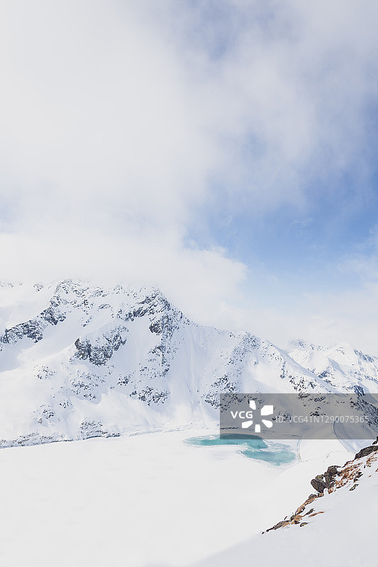 奥地利蒂罗尔州库泰雪山冰湖冬季全景图片素材
