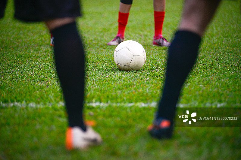 足球比赛特写：球与腿图片素材