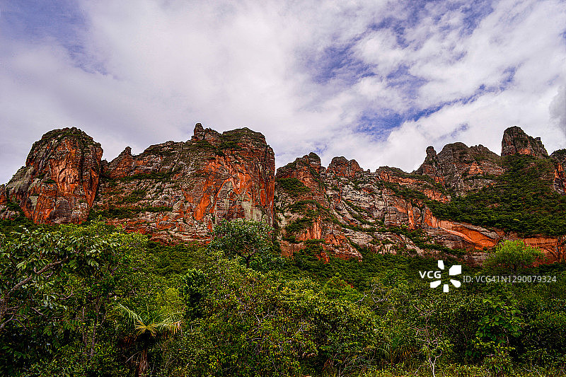 吉马良斯沙帕达砂岩悬崖图片素材