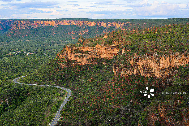 吉马良斯高原砂岩悬崖和道路图片素材