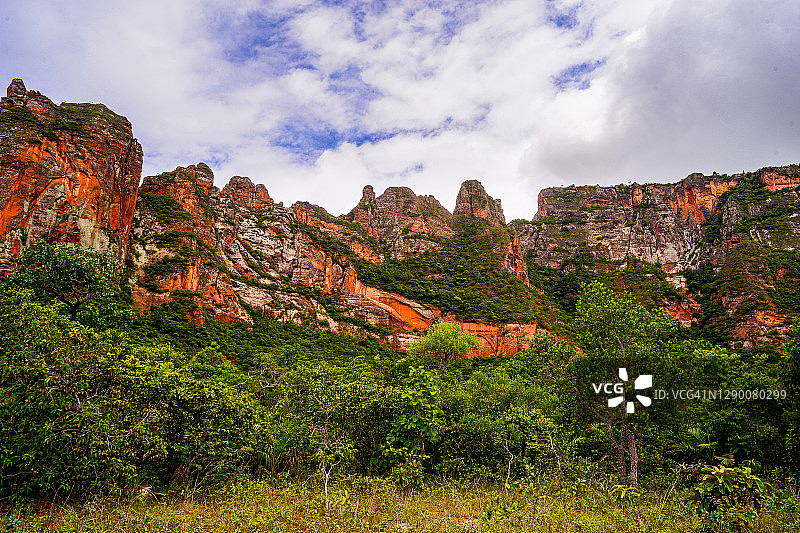 吉马良斯沙帕达砂岩悬崖图片素材