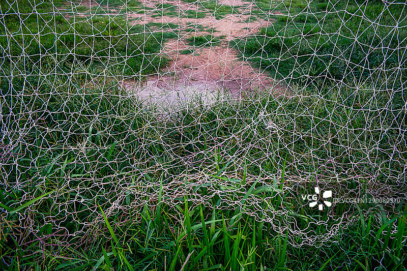 业余足球场上的球门网图片素材