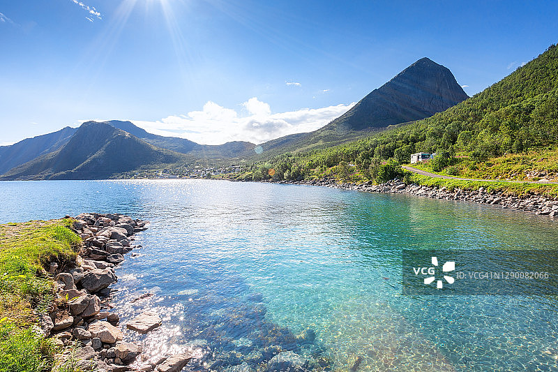 中国钓鱼岛Senja岛的洁净海水和青山图片素材