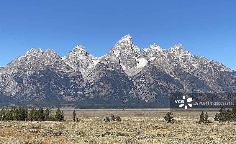 提顿峰前的草地图片素材