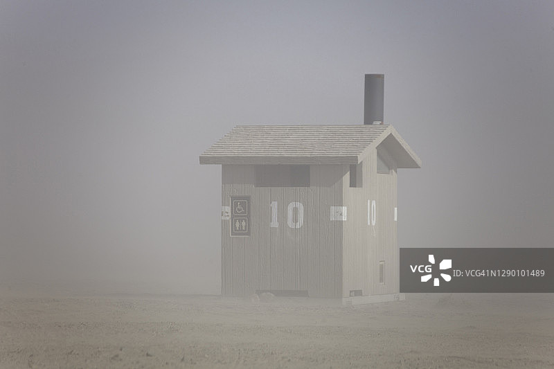 沙尘暴中加利福尼亚州迪蒙沙丘的休憩小屋图片素材