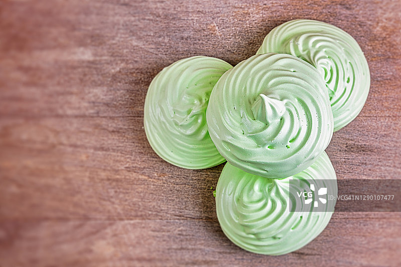 绿色烘焙瑞士蛋白酥图片素材