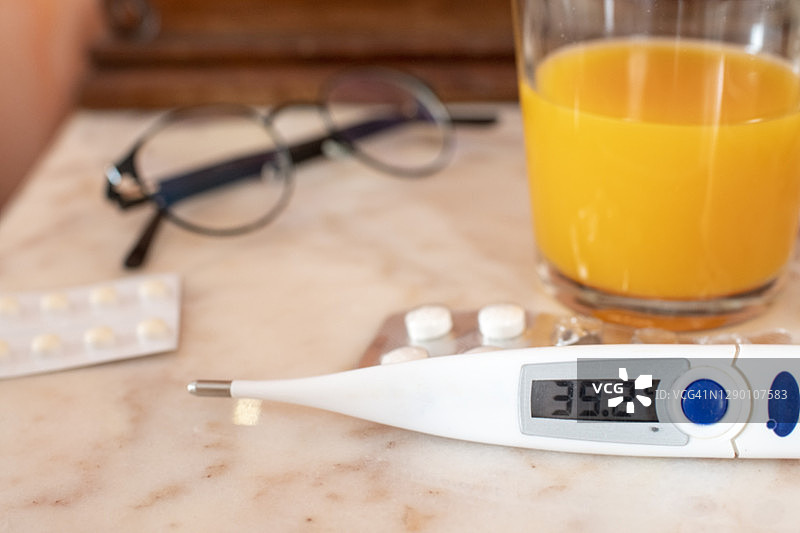 发烧——疾病的症状——药丸和橙汁图片素材