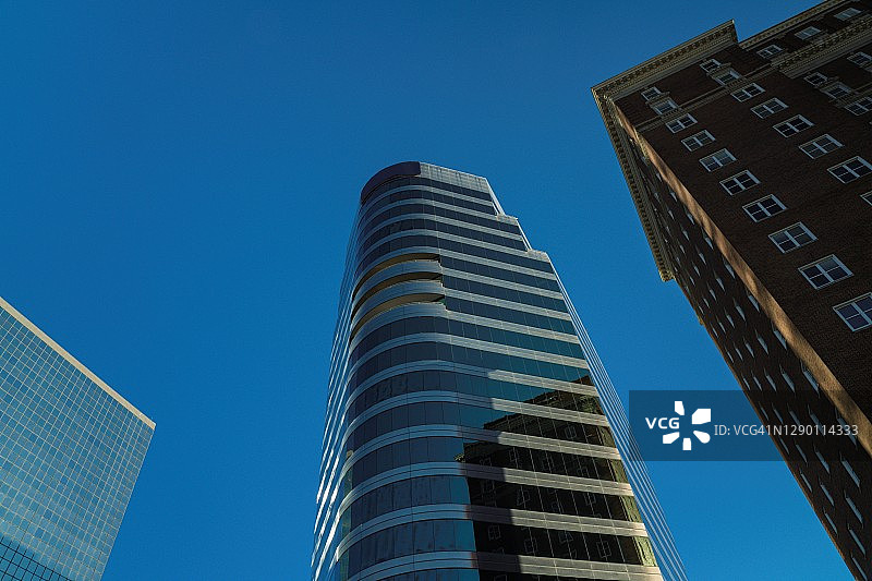 蓝天下的高层摩天大楼图片素材