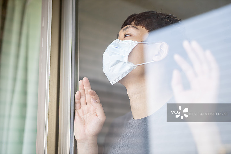 正在自我隔离的亚洲男人图片素材