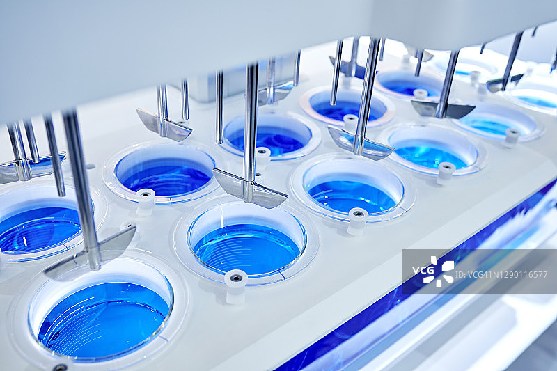 自动搅拌蓝色试剂图片素材