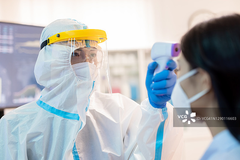 检查COVID-19的体温图片素材